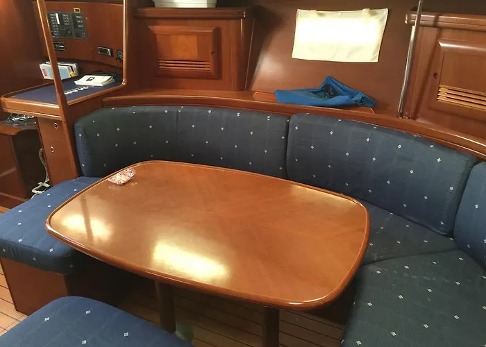 Boat Hotel na wodzie *